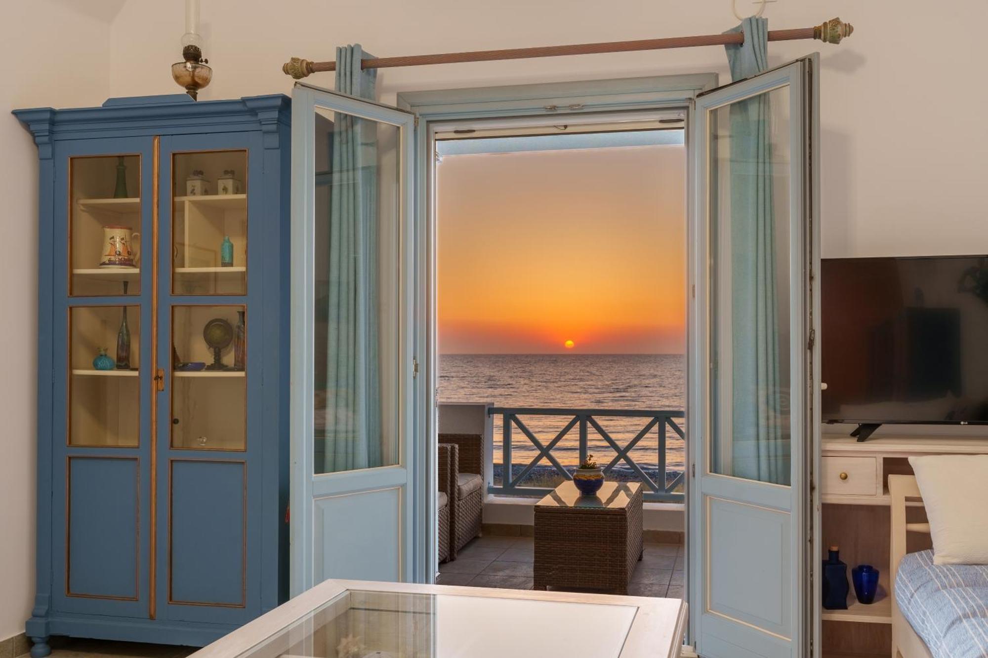 Blue Eyes Beach Villas Монолитос Экстерьер фото